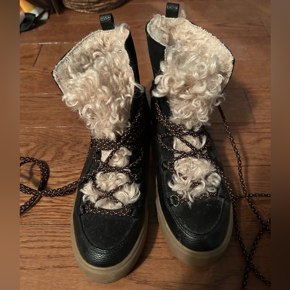 Black boots size 9 with fur down the center